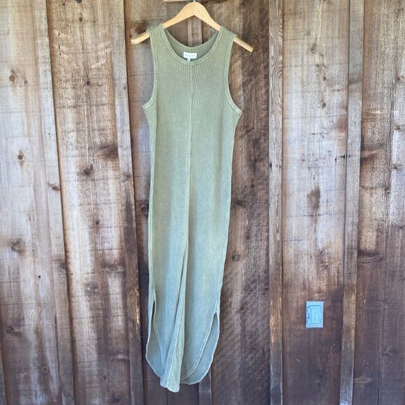 Elegant Olive Green Sleeveless Dress - Picture 2 of 11